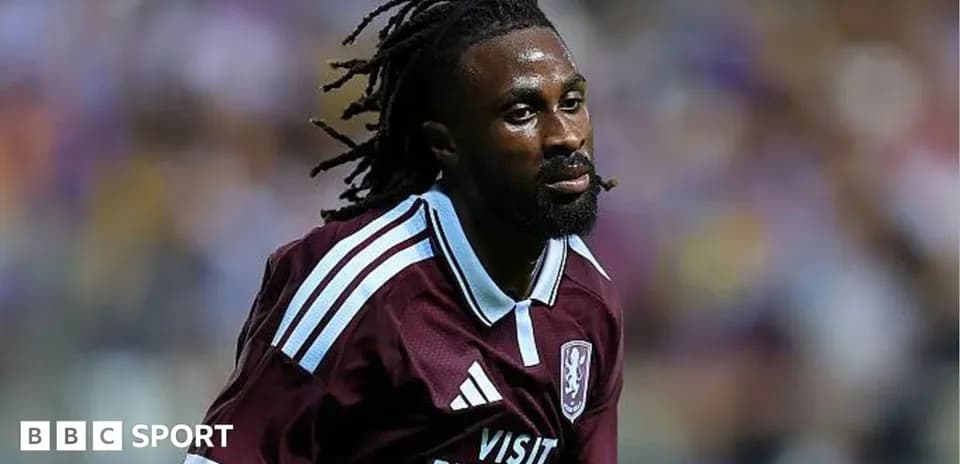 Jugador corriendo en campo con camiseta marrón