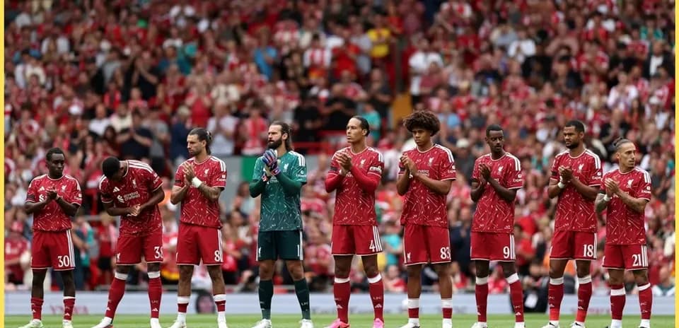 Jugadores de Liverpool alineados aplaudiendo en el estadio