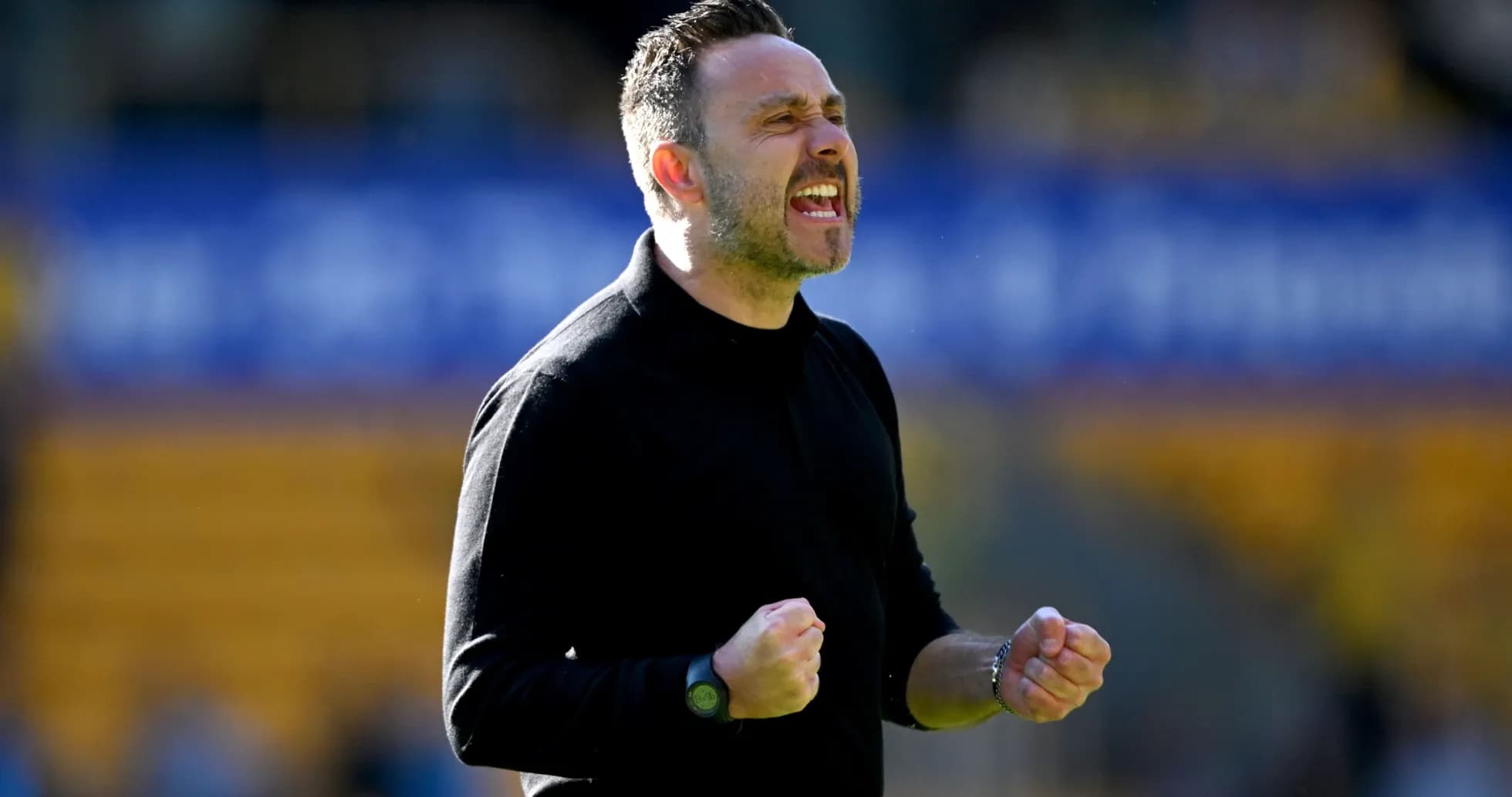 Entrenador celebrando en el campo durante el partido