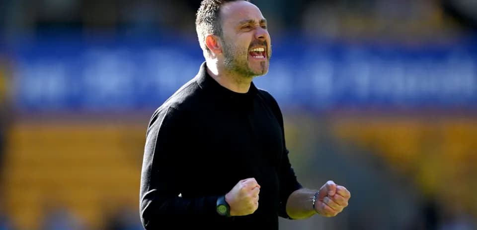 Entrenador celebrando en el campo durante el partido