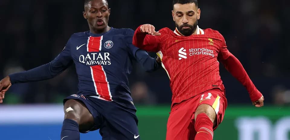 Jugadores de PSG y Liverpool en acción