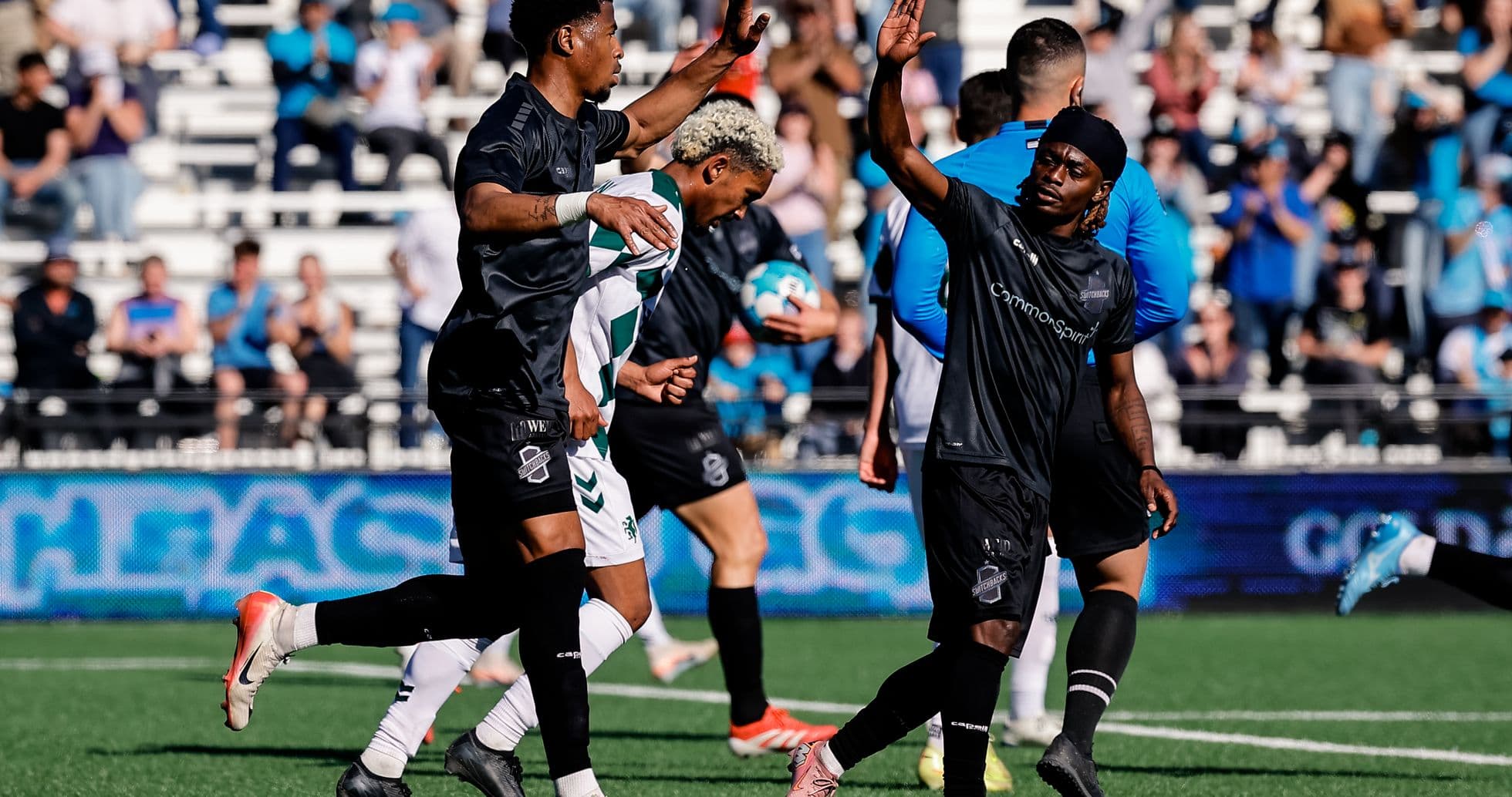 Jugadores de Colorado Springs celebrando un gol