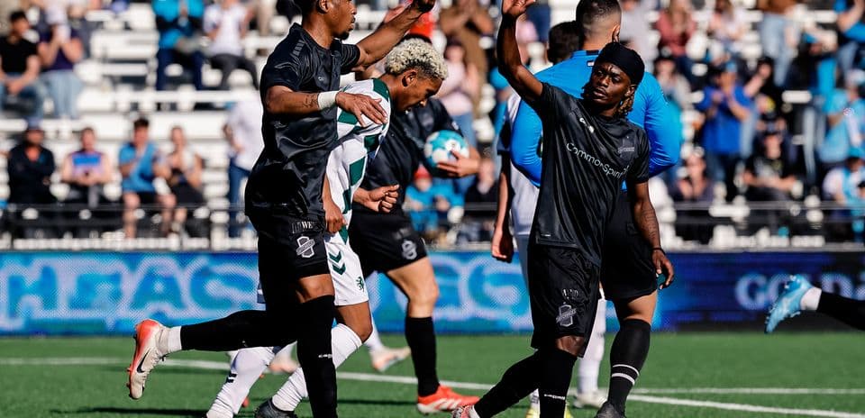 Jugadores de Colorado Springs celebrando un gol