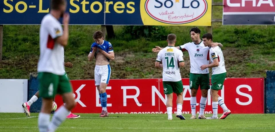 Jugadores celebrando un gol en el partido