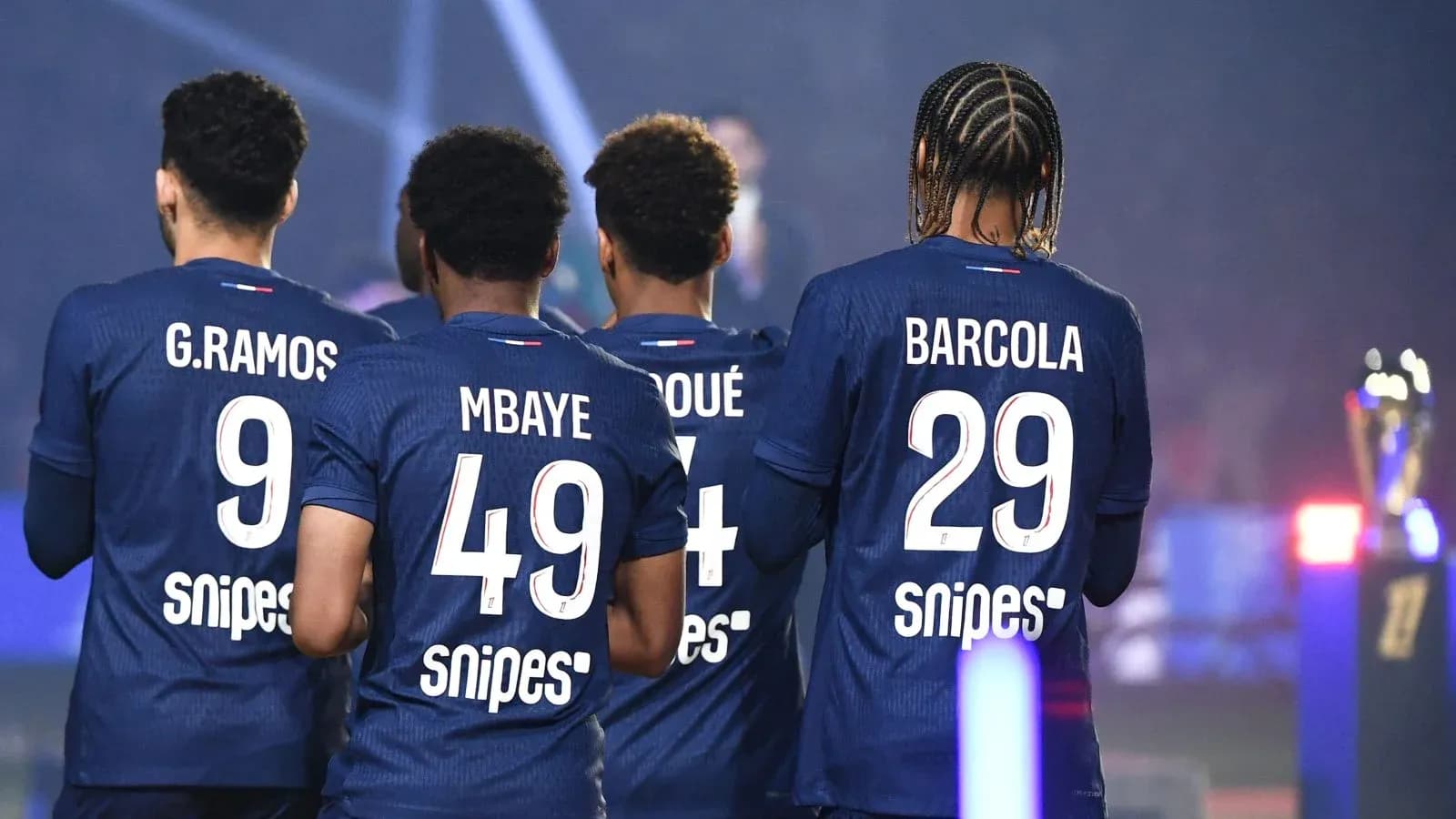 Jugadores de fútbol con camisetas de equipo en evento