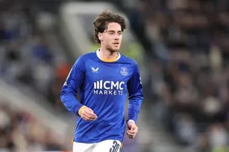 Jugador corriendo en campo con camiseta azul