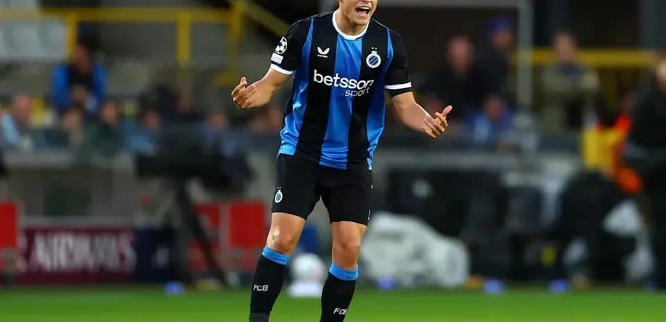 Jugador de Club Brugge gesticulando en el campo