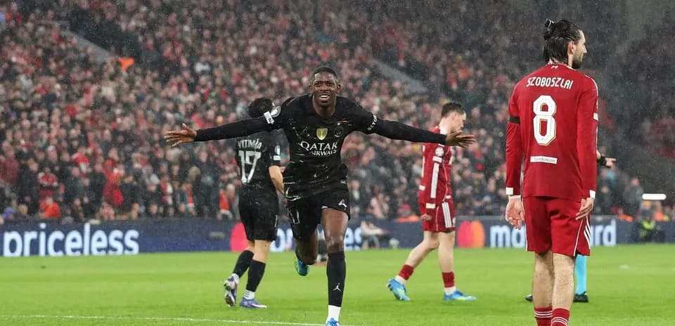 Jugador celebrando gol en partido bajo la lluvia