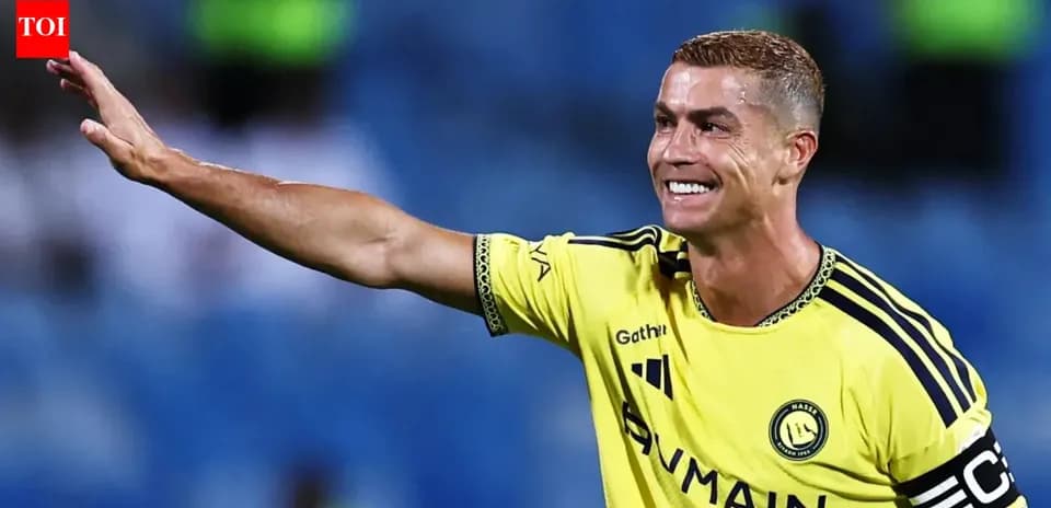 Cristiano Ronaldo saludando a la afición durante el partido