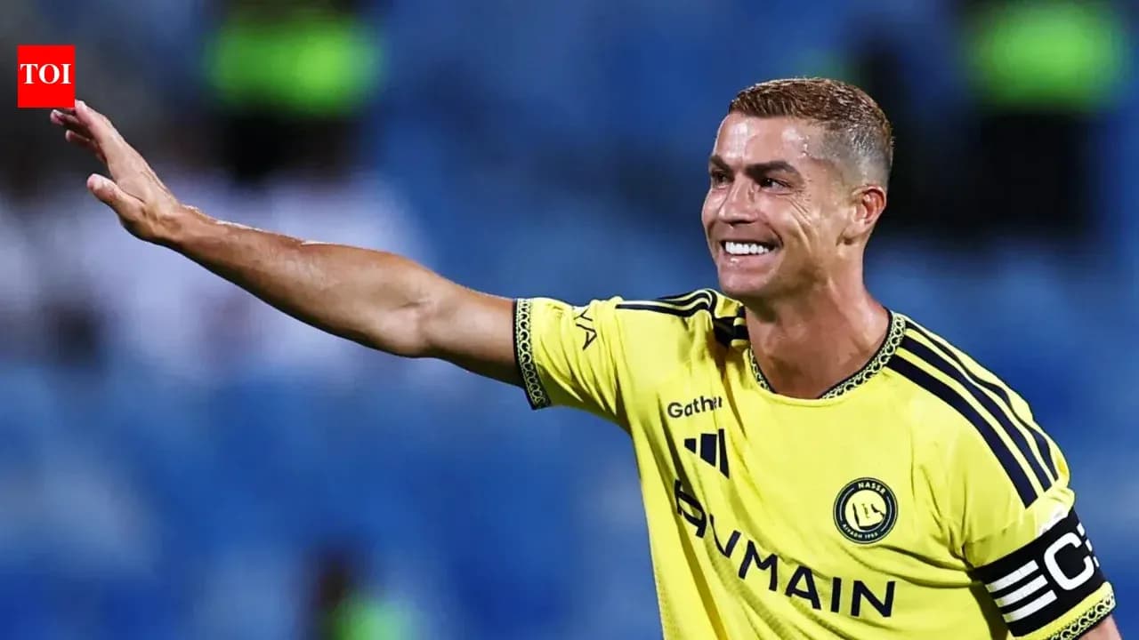 Cristiano Ronaldo saludando a la afición durante el partido