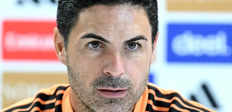 Entrenador en conferencia de prensa con fondo publicitario