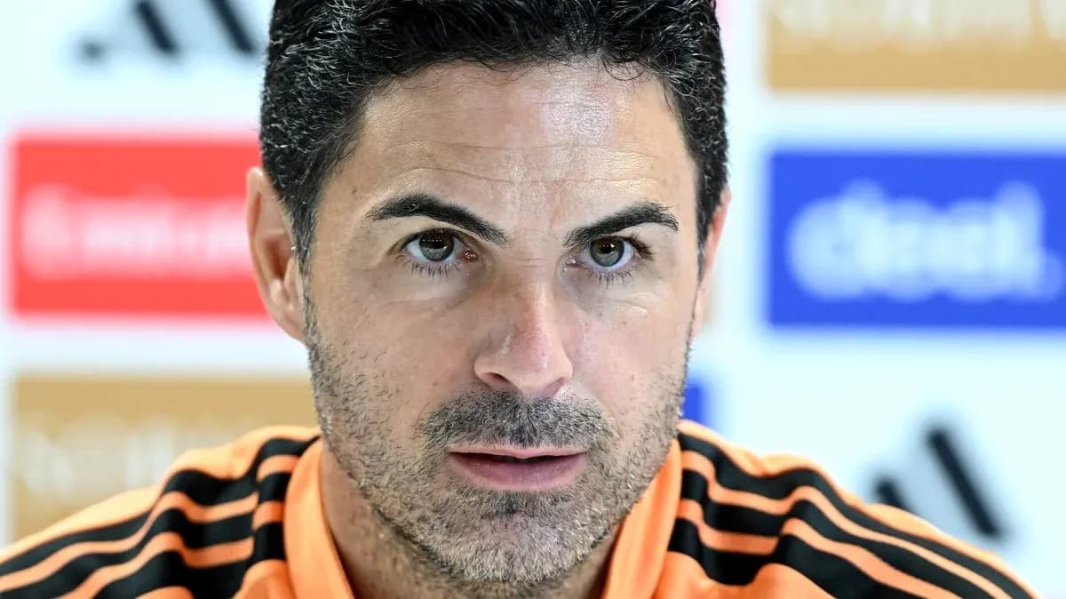 Entrenador en conferencia de prensa con fondo publicitario