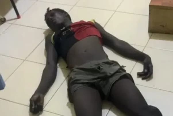 Persona tendida en el suelo en una habitación