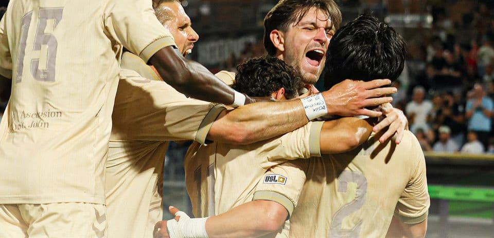 Jugadores celebrando un gol en el partido