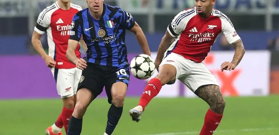 Jugadores de Inter y Arsenal luchando por el balón