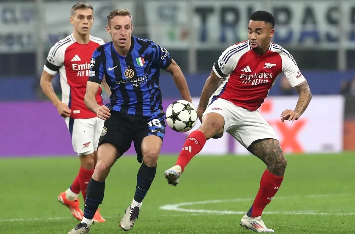 Jugadores de Inter y Arsenal luchando por el balón