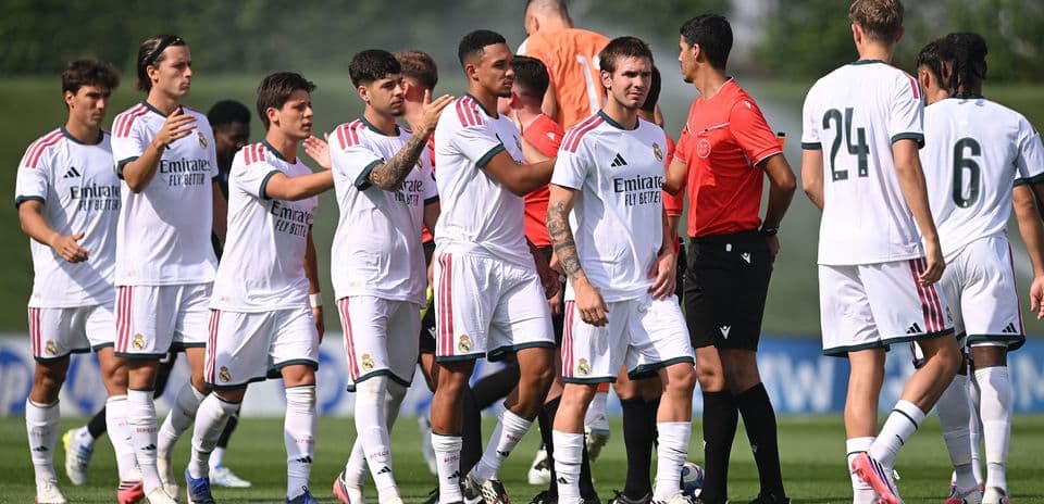 Jugadores de Real Madrid saludando al árbitro en el campo
