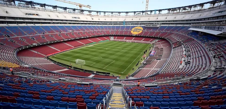Vista del estadio con césped y gradas vacías