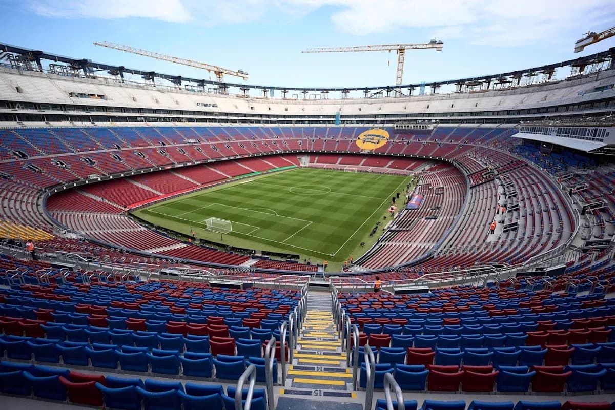 Vista del estadio con césped y gradas vacías