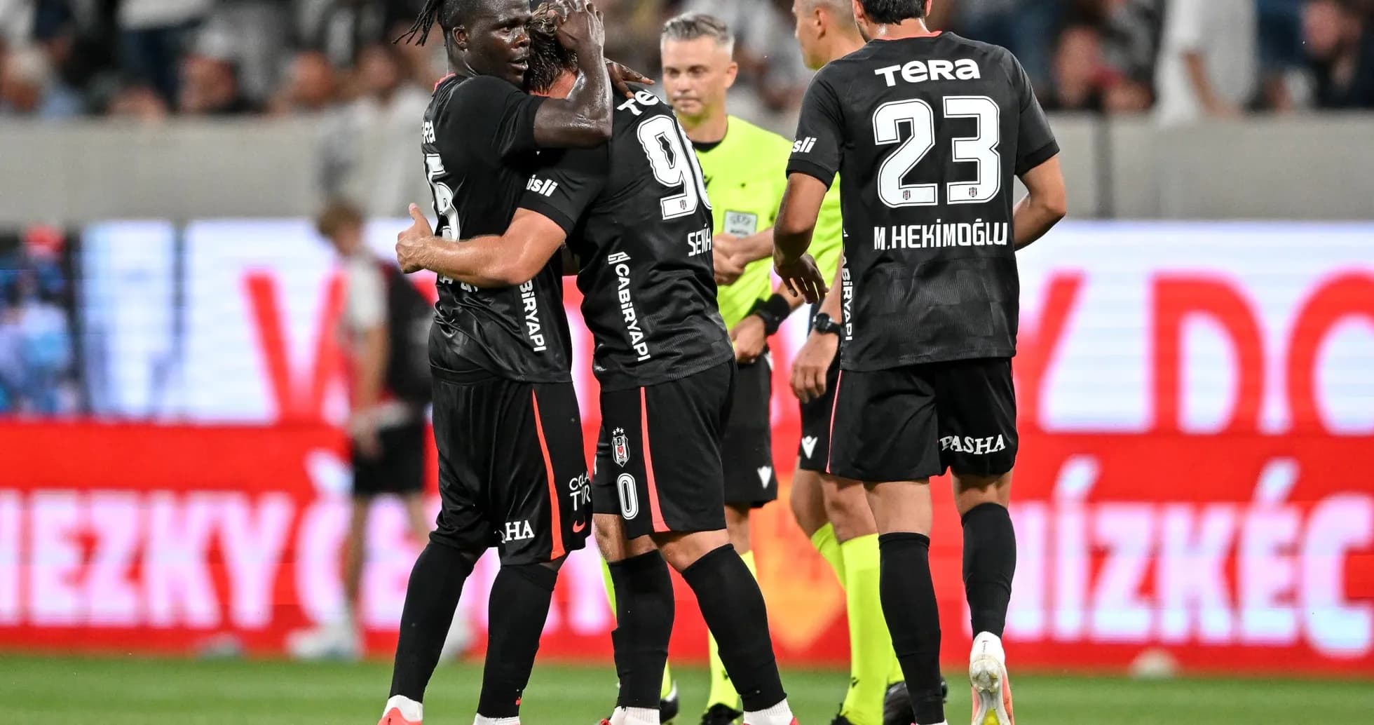 Jugadores de Beşiktaş celebrando un gol