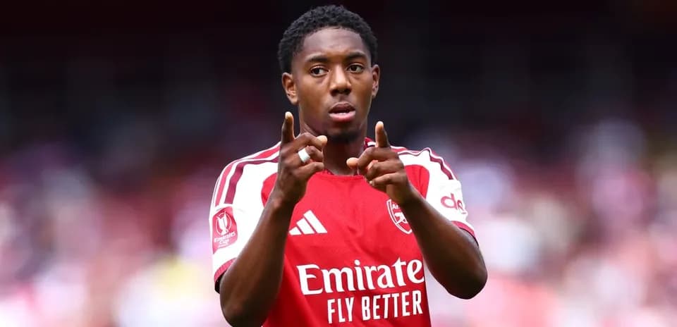 Jugador de Arsenal señalando durante el partido