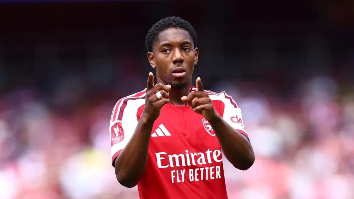 Jugador de Arsenal señalando durante el partido