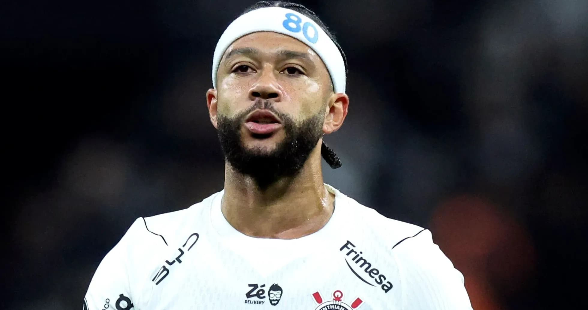 Jugador con camiseta blanca y cinta en la cabeza