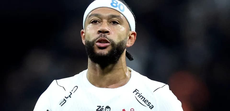 Jugador con camiseta blanca y cinta en la cabeza