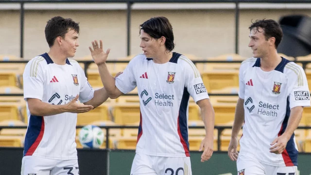 Jugadores de Real Monarchs celebrando un gol