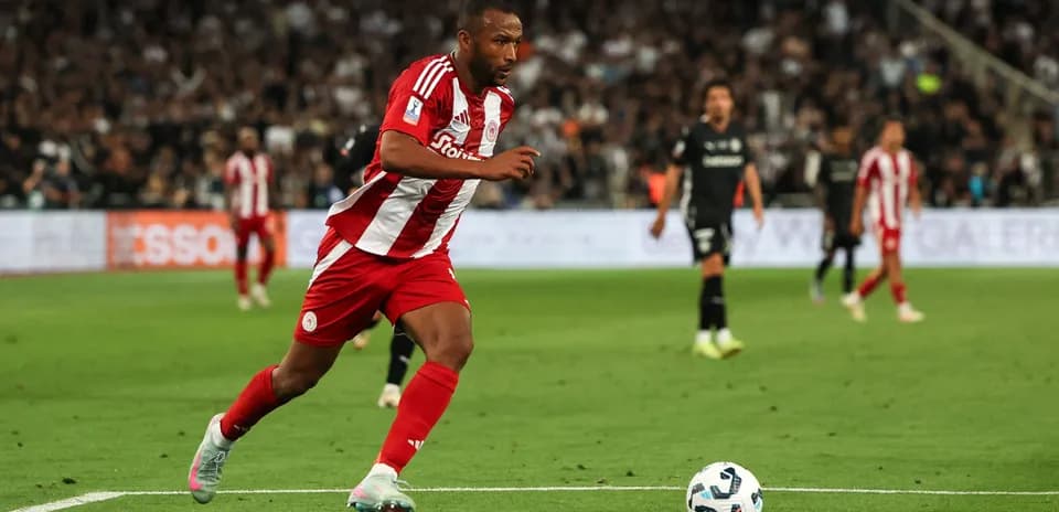 Jugador de Olympiacos corriendo tras el balón en partido