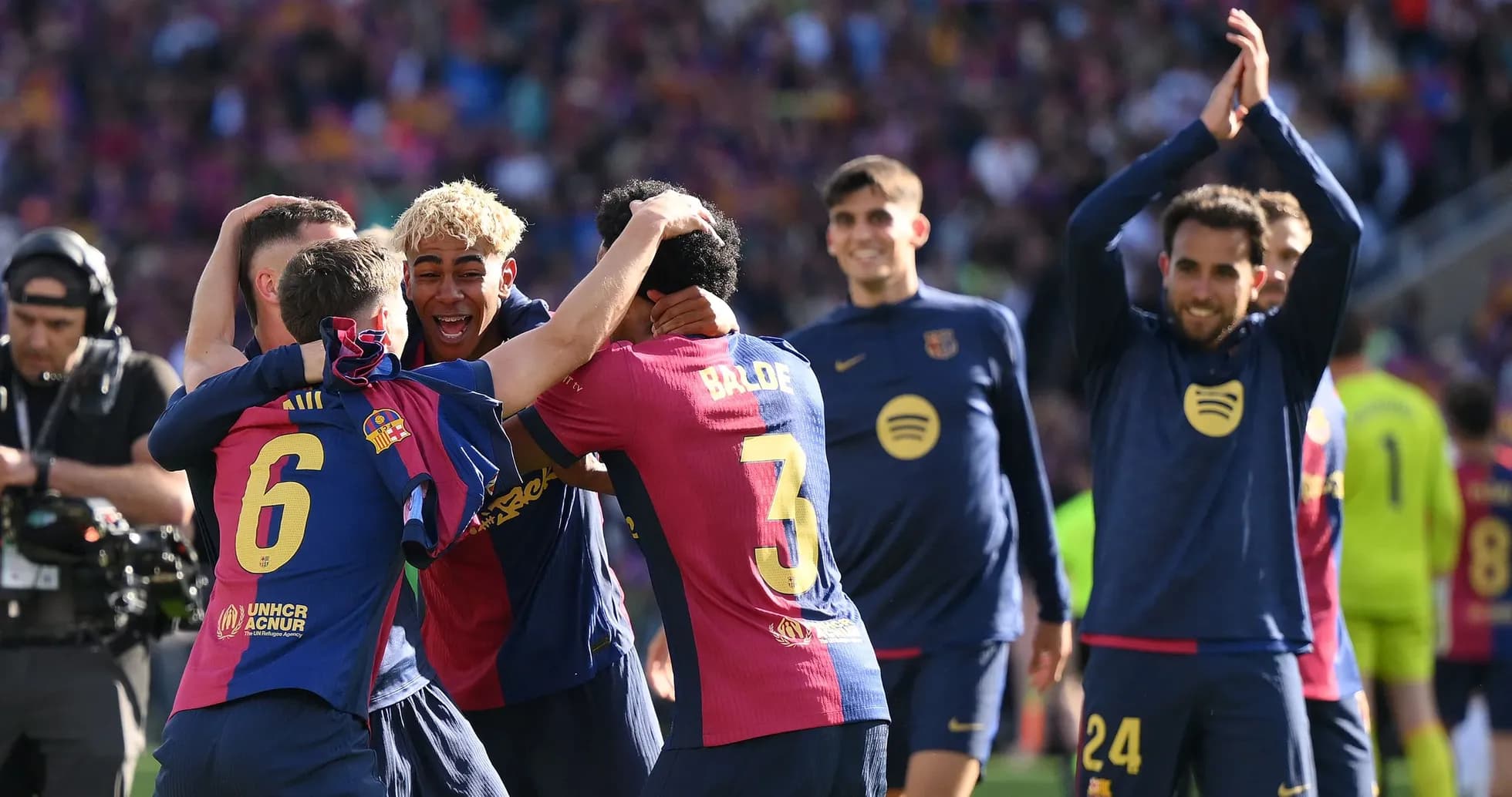 Jugadores del FC Barcelona celebrando en el campo