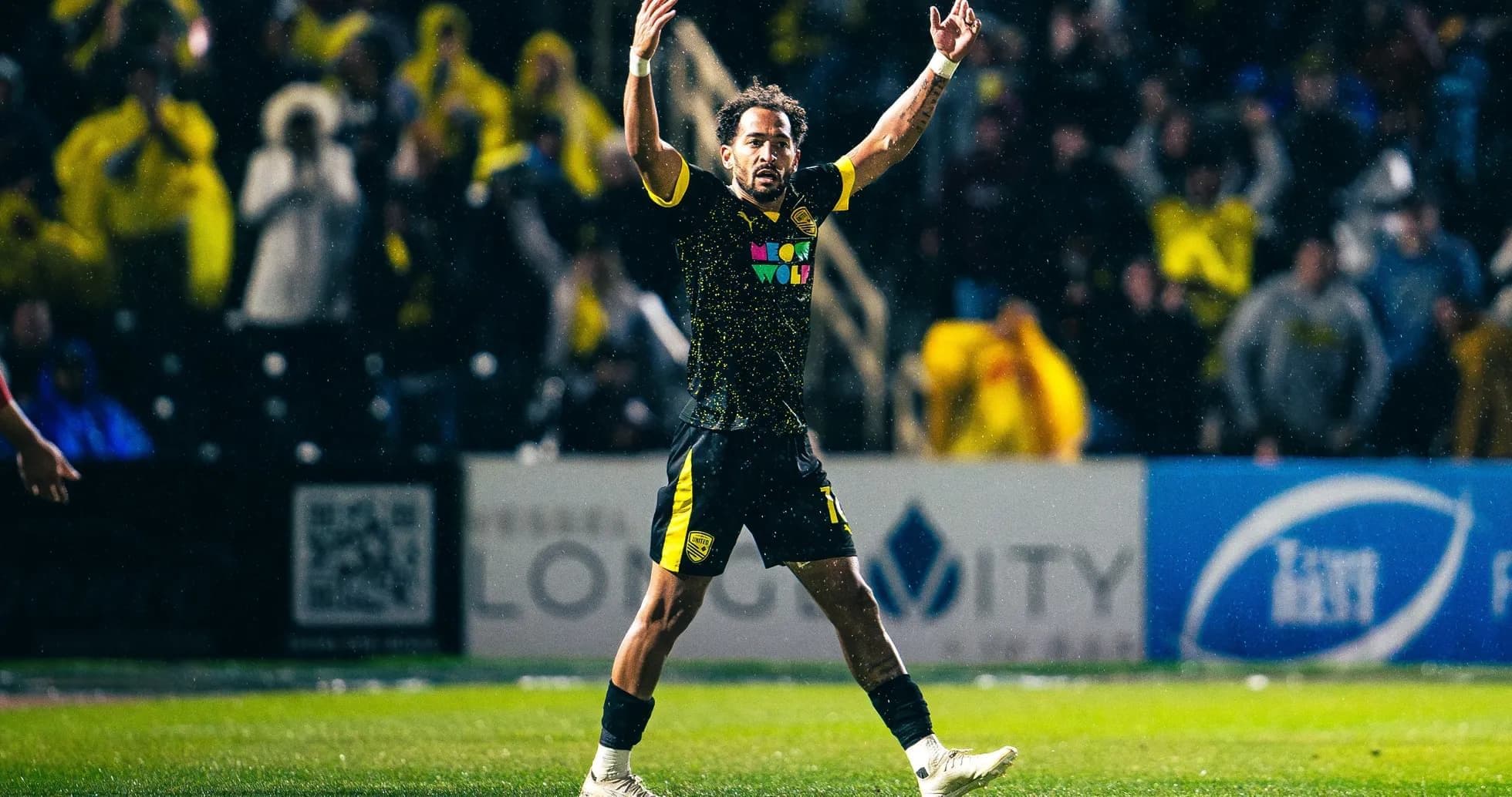 Jugador celebrando en partido de fútbol