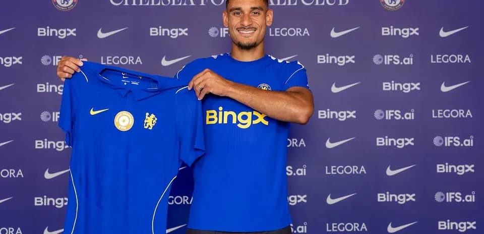 Jugador mostrando camiseta de Chelsea en presentación