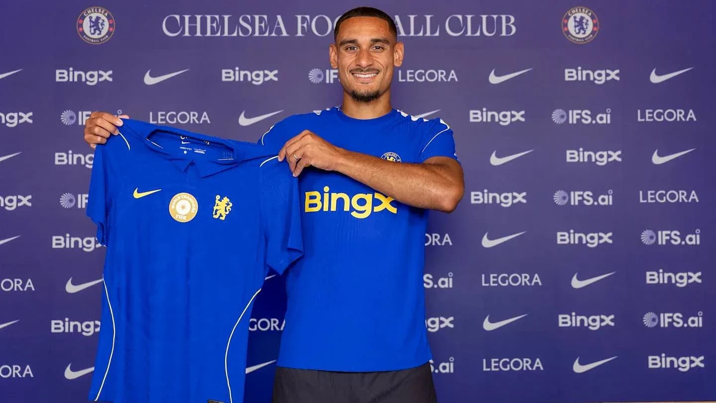 Jugador mostrando camiseta de Chelsea en presentación