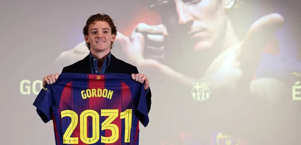 Jugador presenta camiseta del FC Barcelona con nombre Gordon