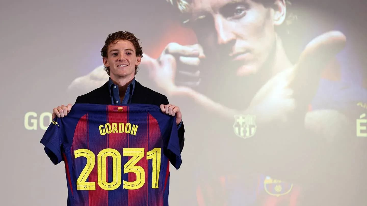 Jugador presenta camiseta del FC Barcelona con nombre Gordon