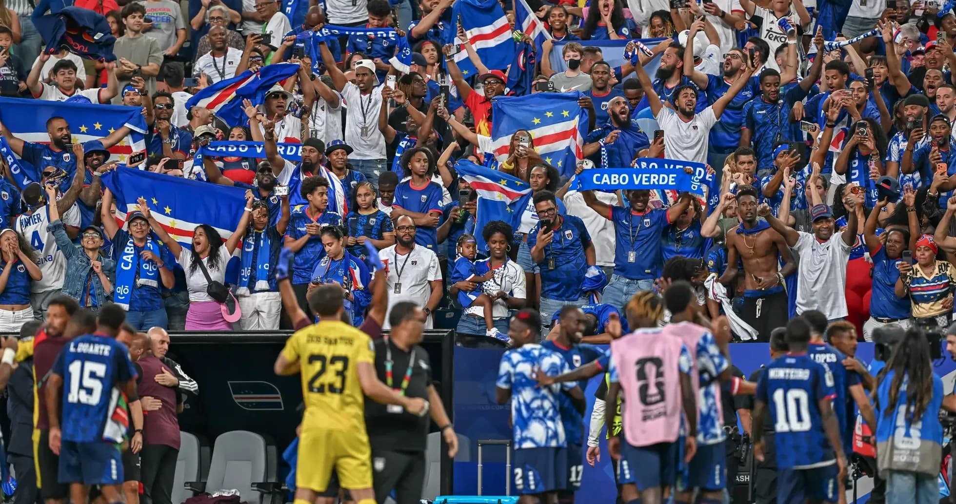 Aficionados de Cabo Verde celebrando en el estadio