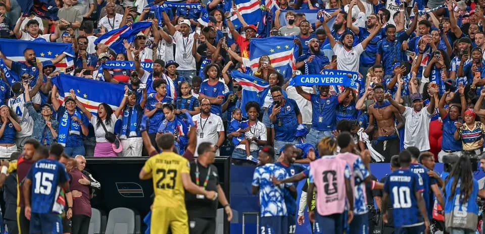 Aficionados de Cabo Verde celebrando en el estadio