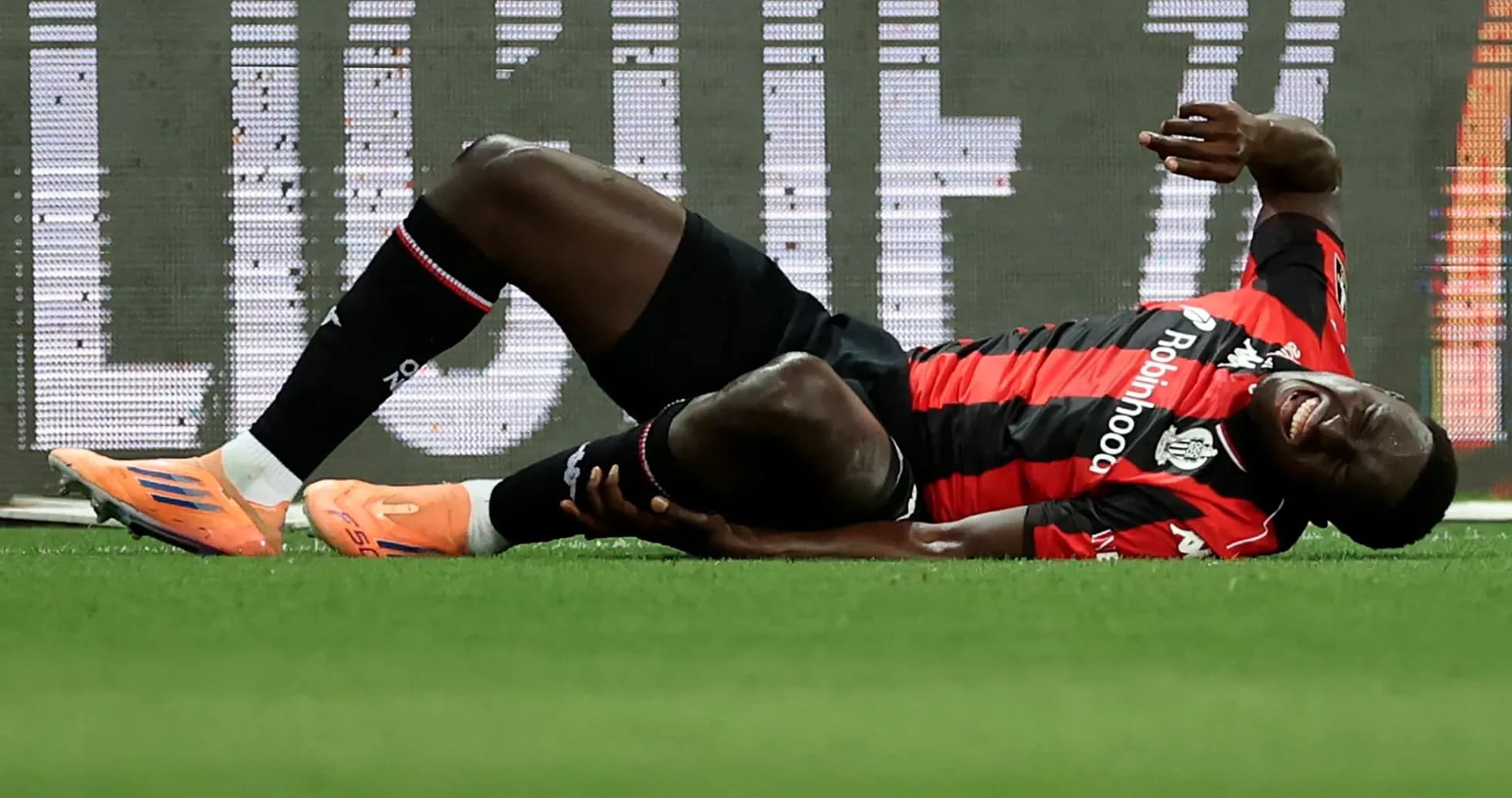 Jugador en el suelo con posible lesión durante el partido