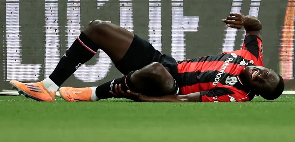 Jugador en el suelo con posible lesión durante el partido