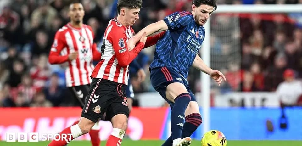 Sunderland y Arsenal compitiendo por el balón