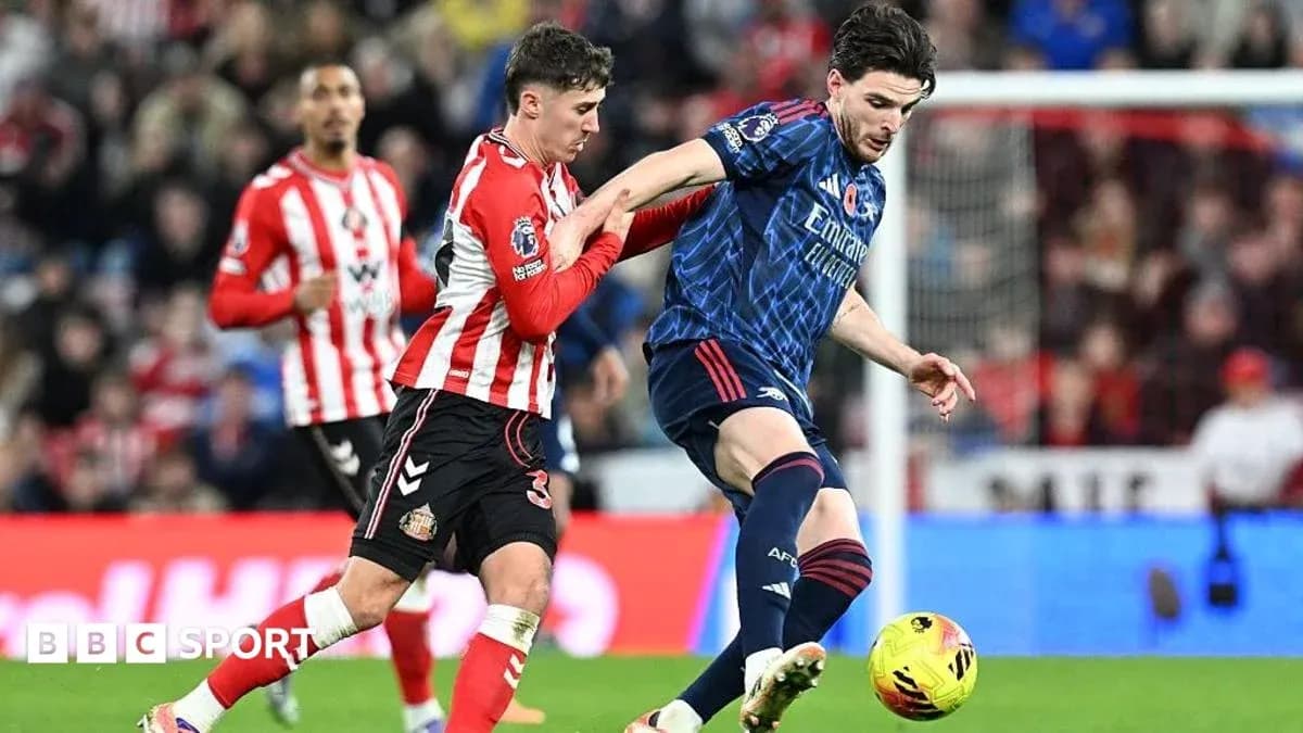 Sunderland y Arsenal compitiendo por el balón