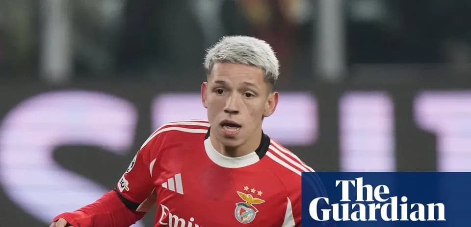 Jugador de Benfica corriendo en el campo de fútbol