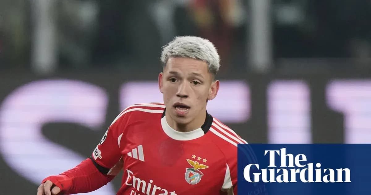 Jugador de Benfica corriendo en el campo de fútbol