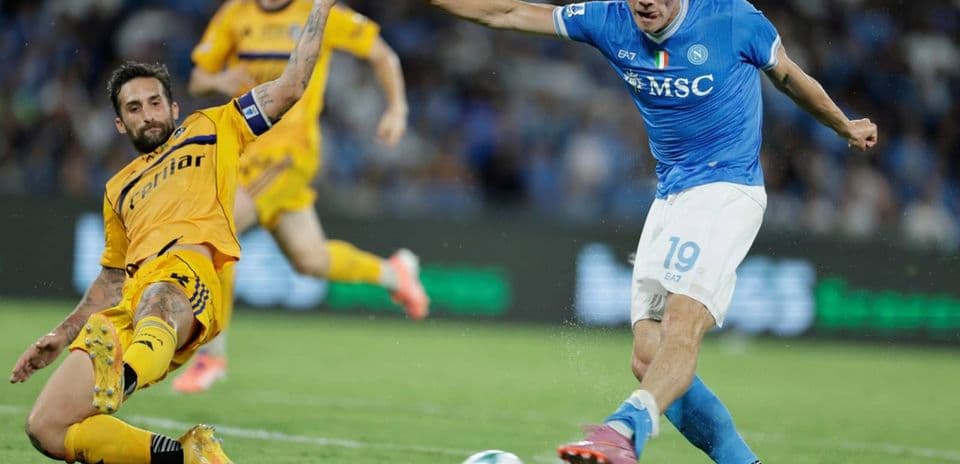 Jugador de Napoli driblando a defensor de Pisa