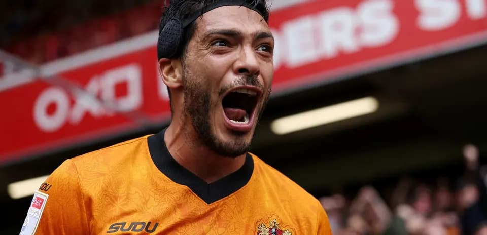Jugador celebrando con emoción en el estadio