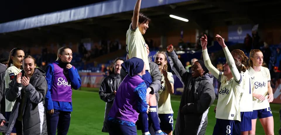Jugadoras de Chelsea W celebrando en el campo