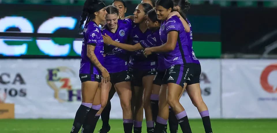 Jugadoras celebrando un gol en el partido