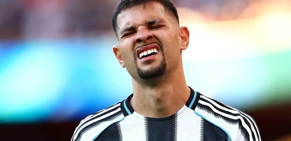 Jugador de Newcastle con expresión de frustración en el campo