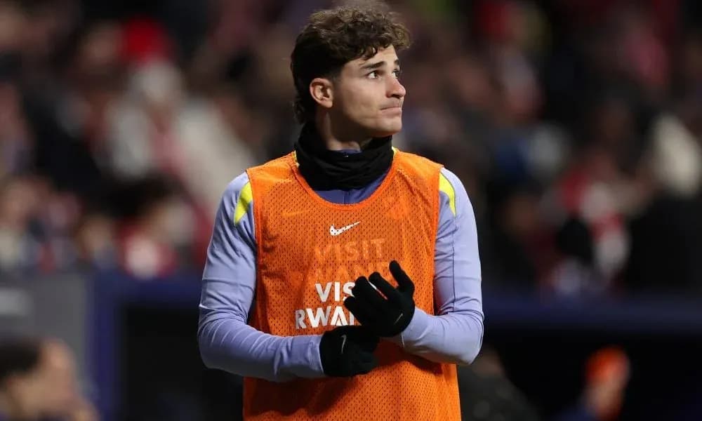 Jugador en el banquillo con chaleco naranja